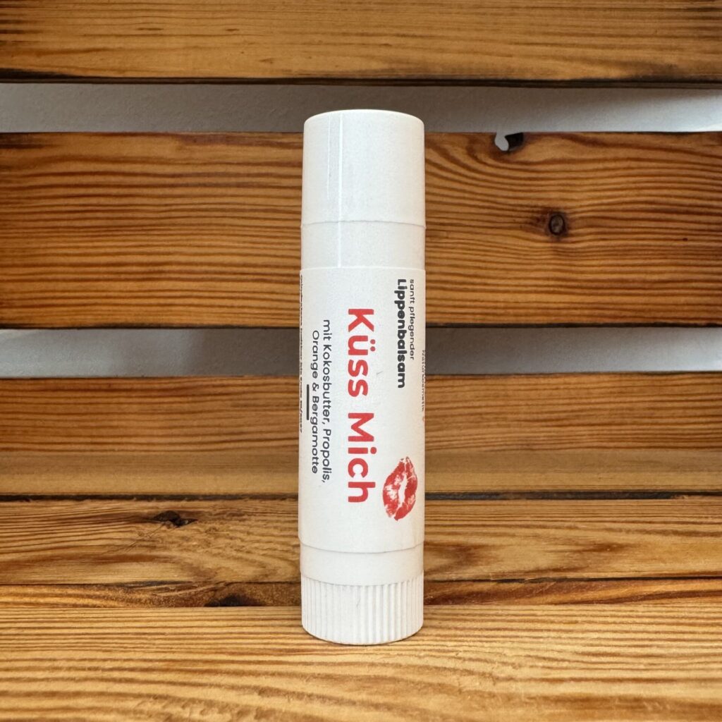 Naturkosmetik im Winter für gepflegte Haut an kalten Tagen 8 Küss Mich Lippenpflege mit Bio-Kokosöl | pflegender Lippenbalsam, 7 ml - verführerisch gut