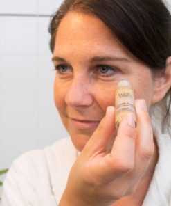 Weinkosmetik VIER Augengel Fresh Anwendung Produktbild 01