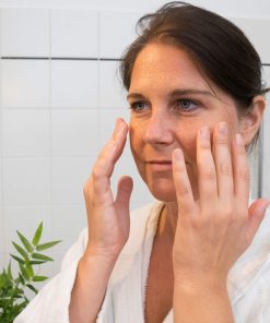 Weinkosmetik VIER Augengel Fresh Anwendung Produktbild 04